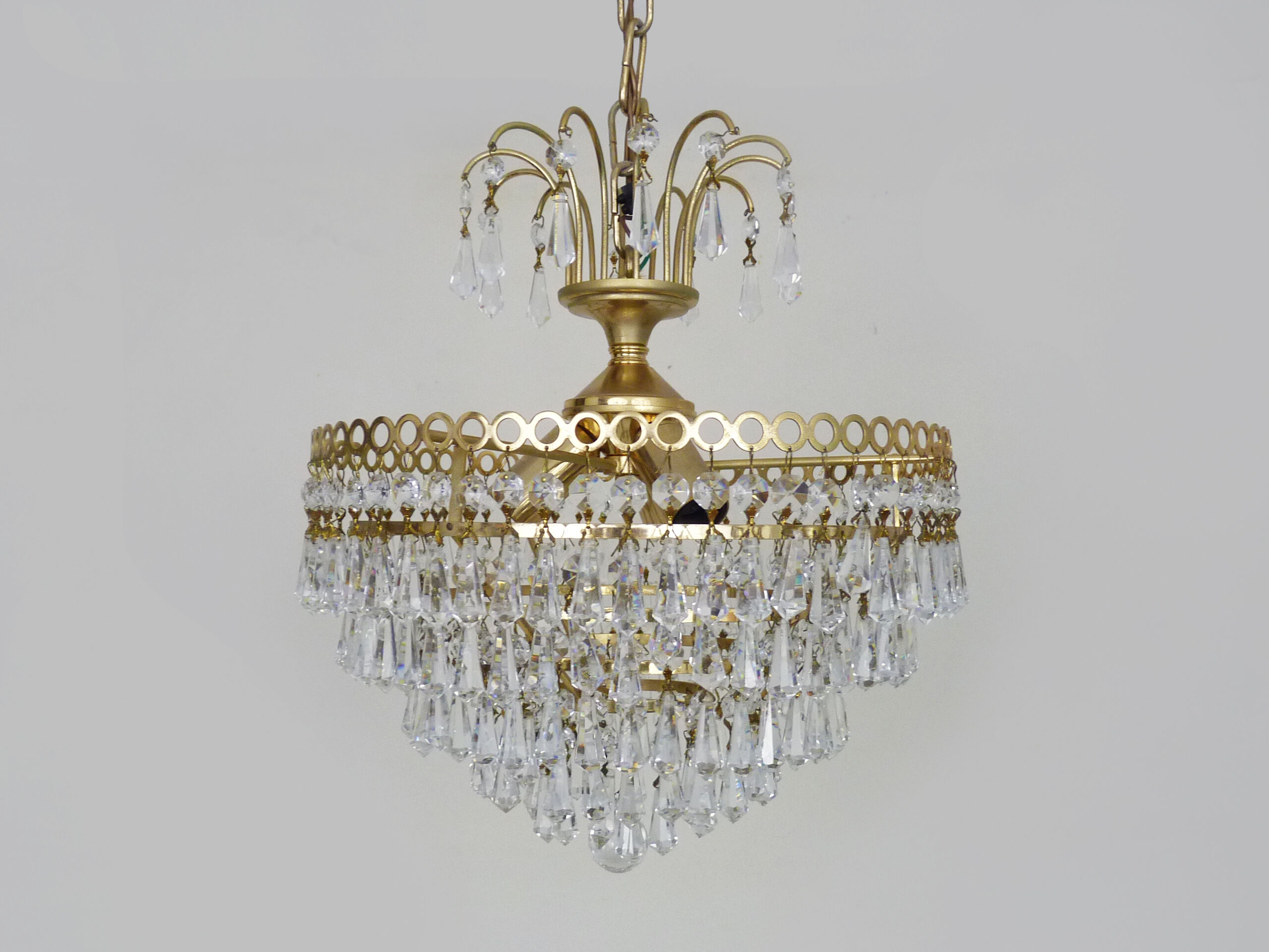 Chandeliers, brass crown ceiling lamp, 5 floors, 3 lights, glass tassels. Year 80 90
