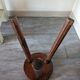 Tabouret tripode brutaliste rond