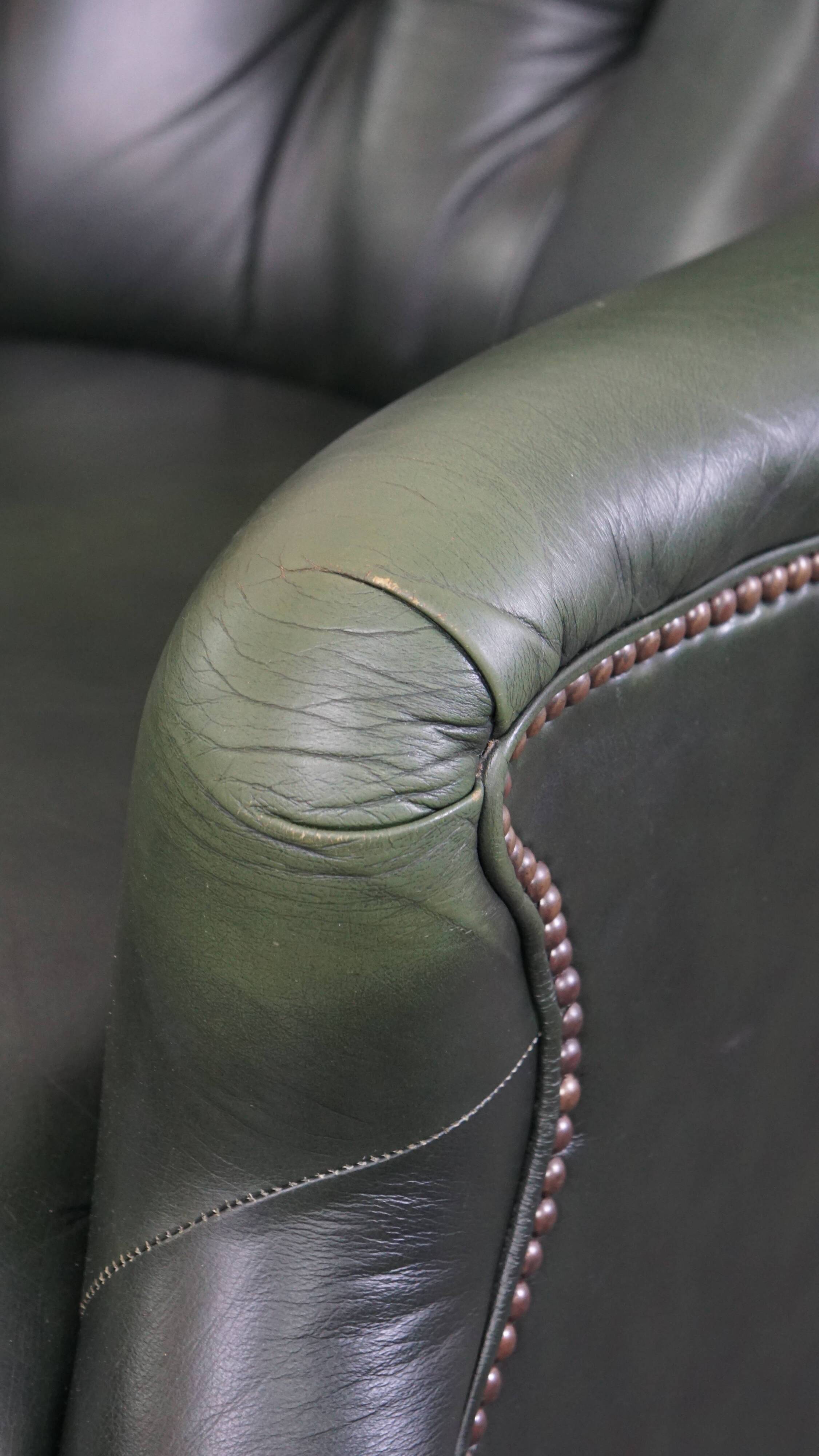 Fauteuil Chesterfield en cuir de vachette vert de style anglais