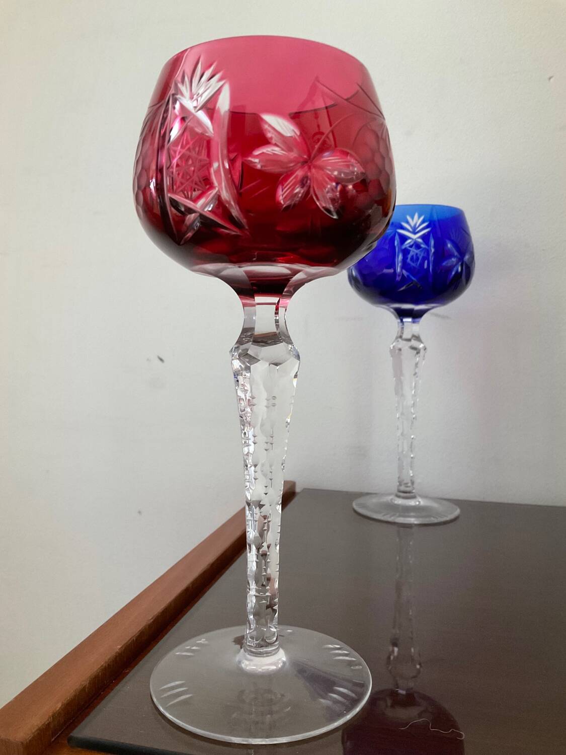 Série de 10 verres anciens multicolores en cristal ciselé