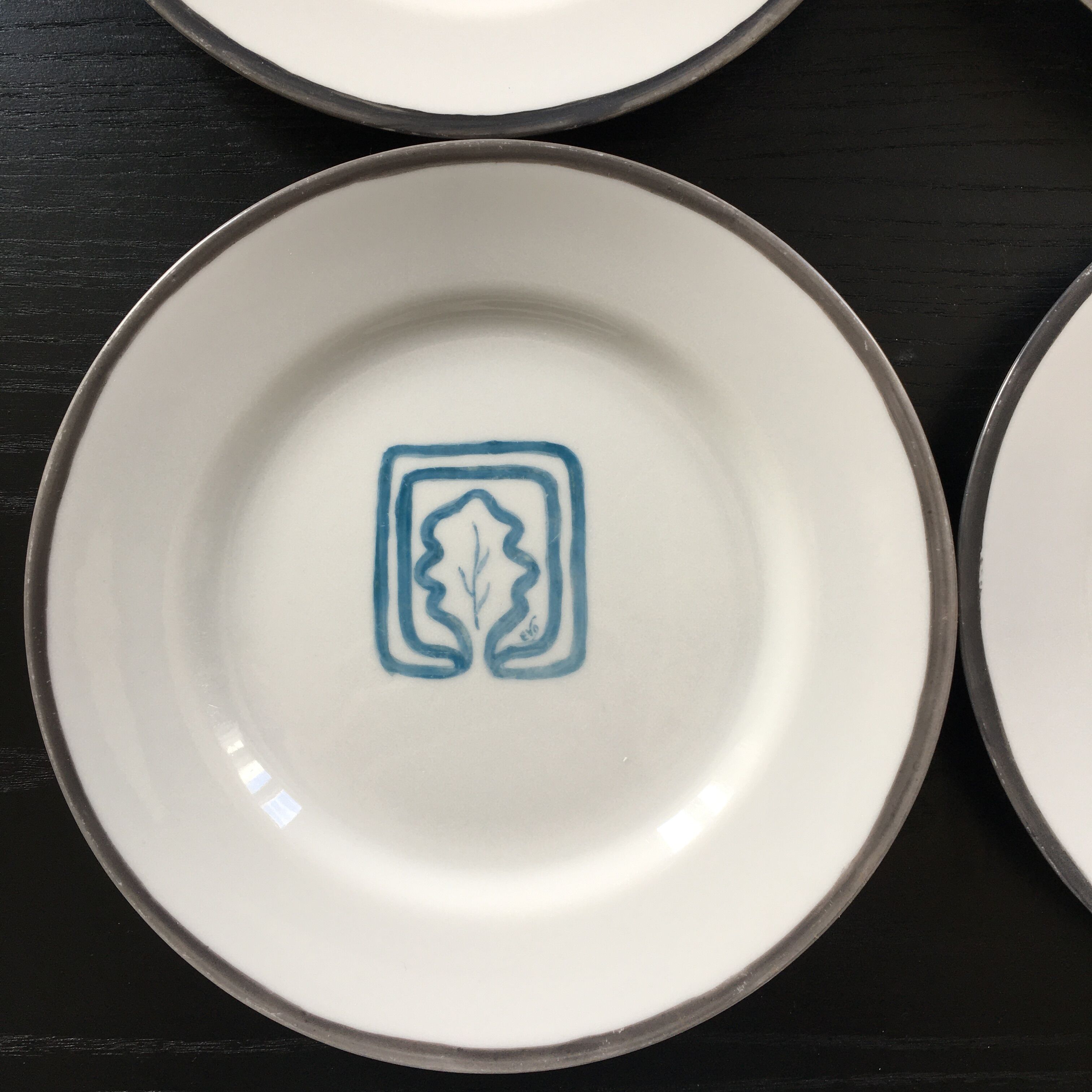 Set of 4 plates with oak leaf decoration