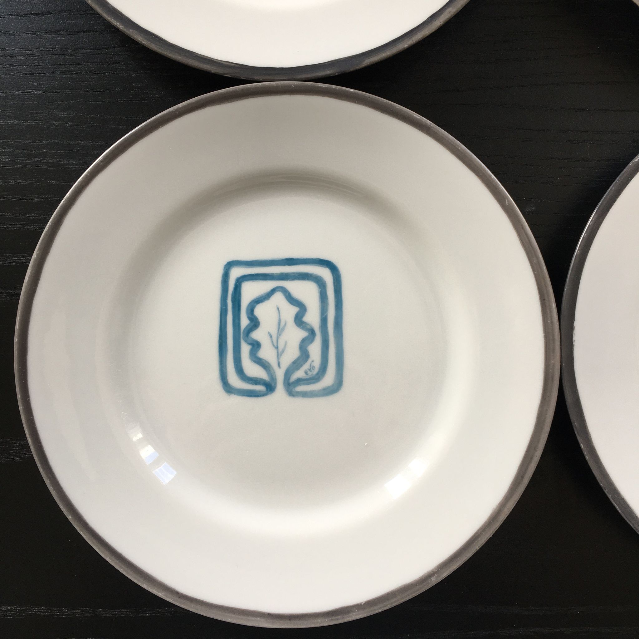 Set of 4 plates with oak leaf decoration