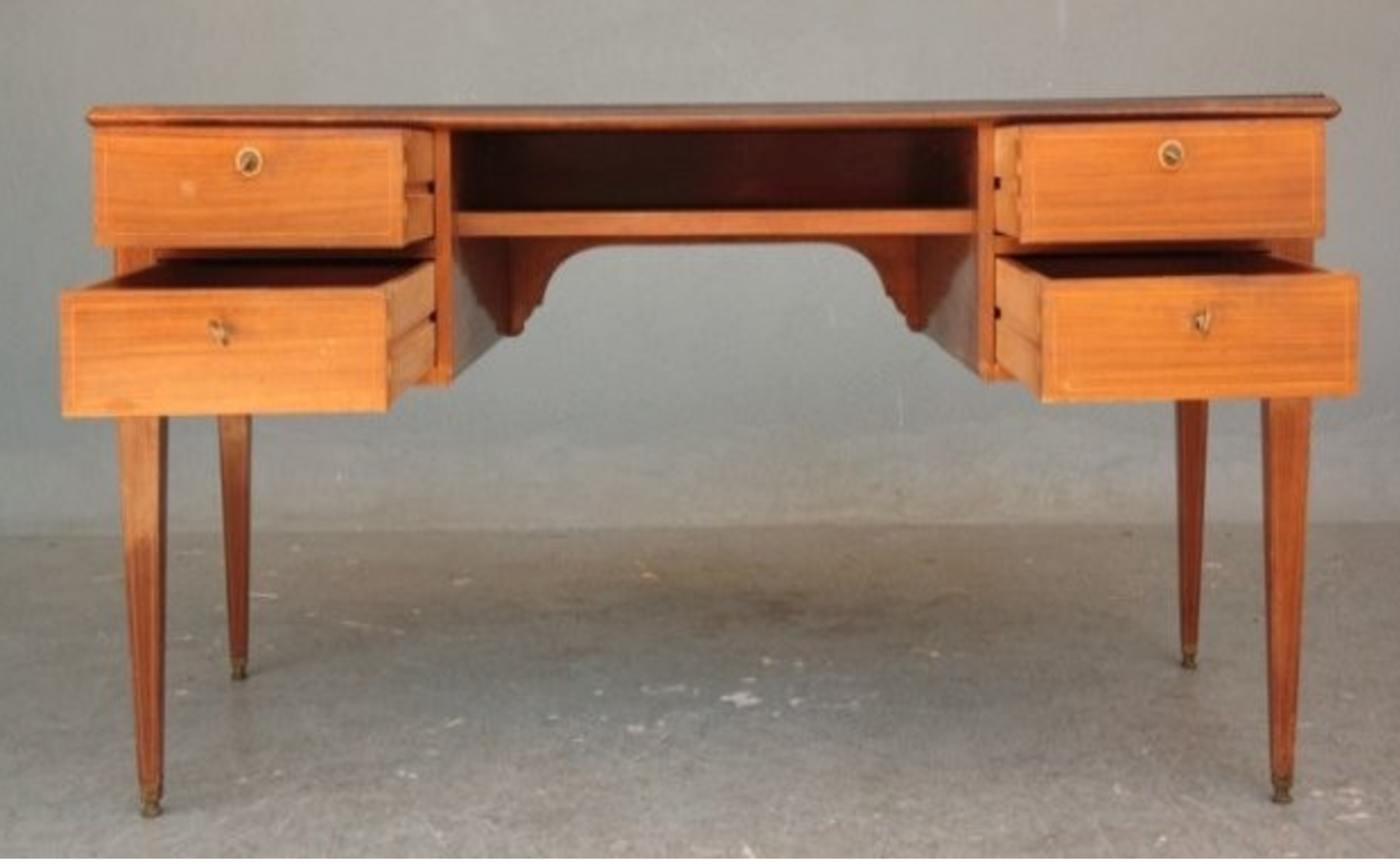 Bureau de style Louis XVI plaqué acajou