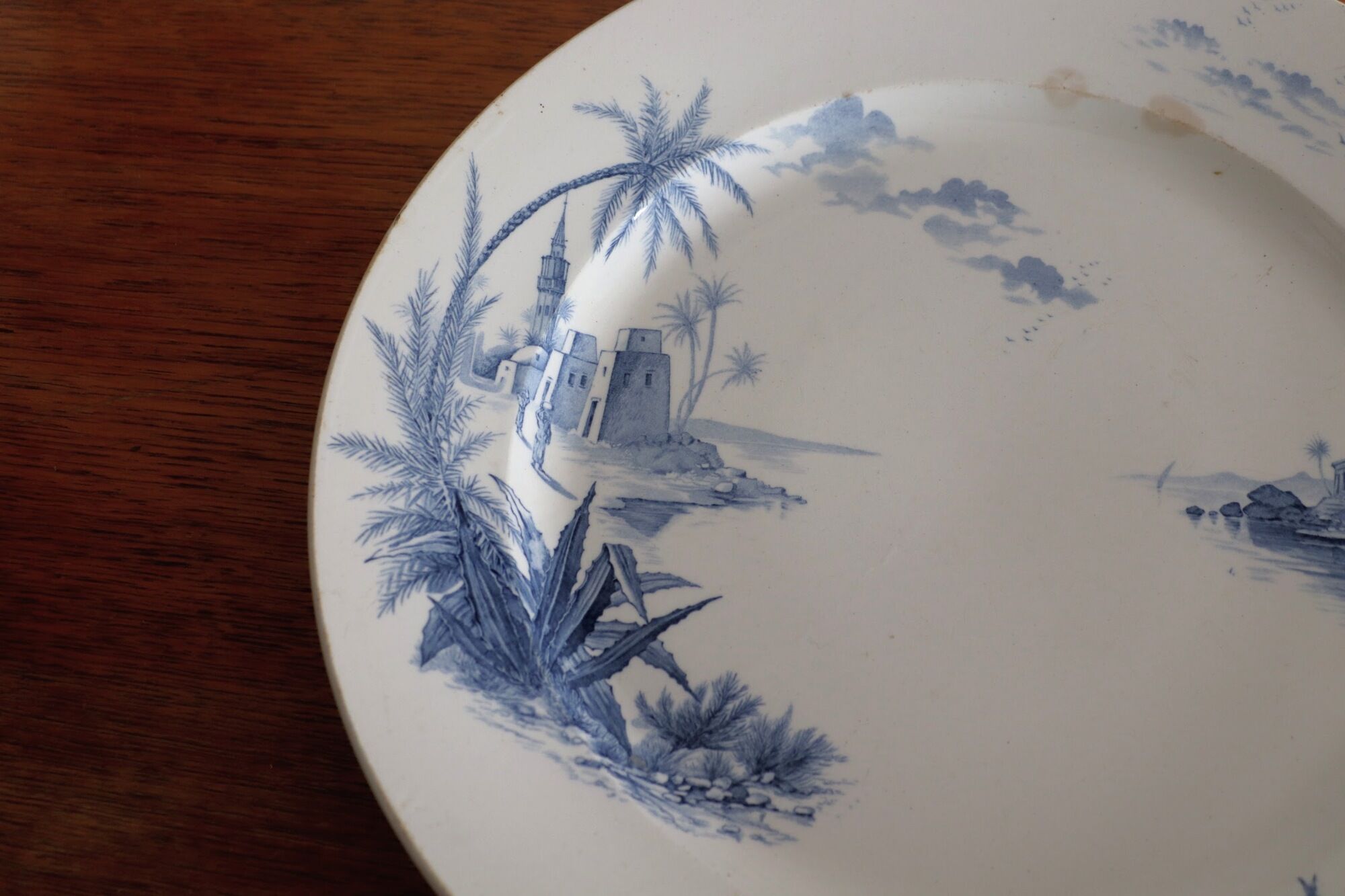 Plat en terre de fer «  vues d’Orient » faïence de Gien