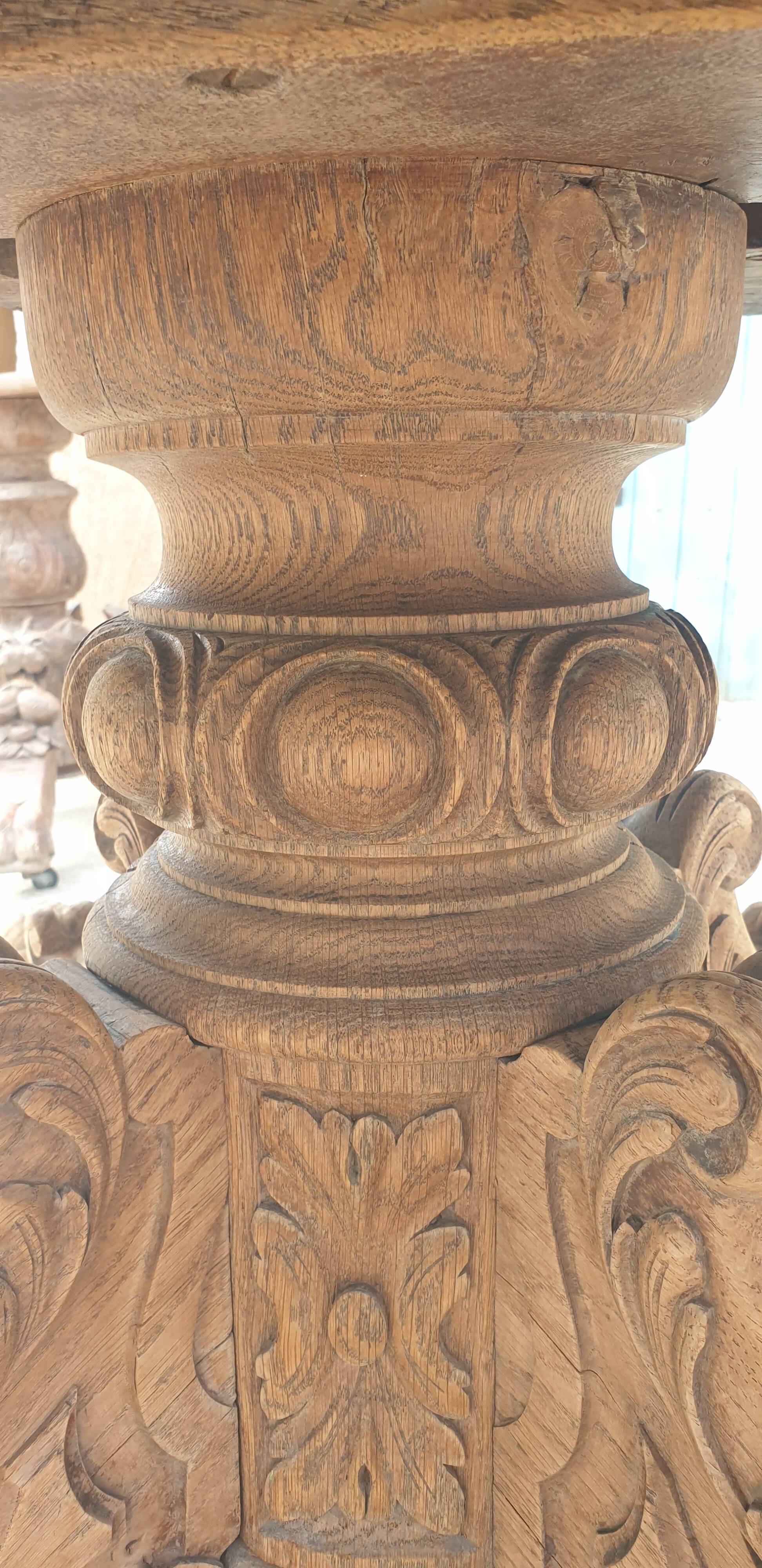 Table with central leg in solid oak, natural wood, carved base