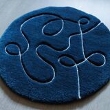 Tapis « Ciapek Art » bleu et blanc tuffeté à la main
