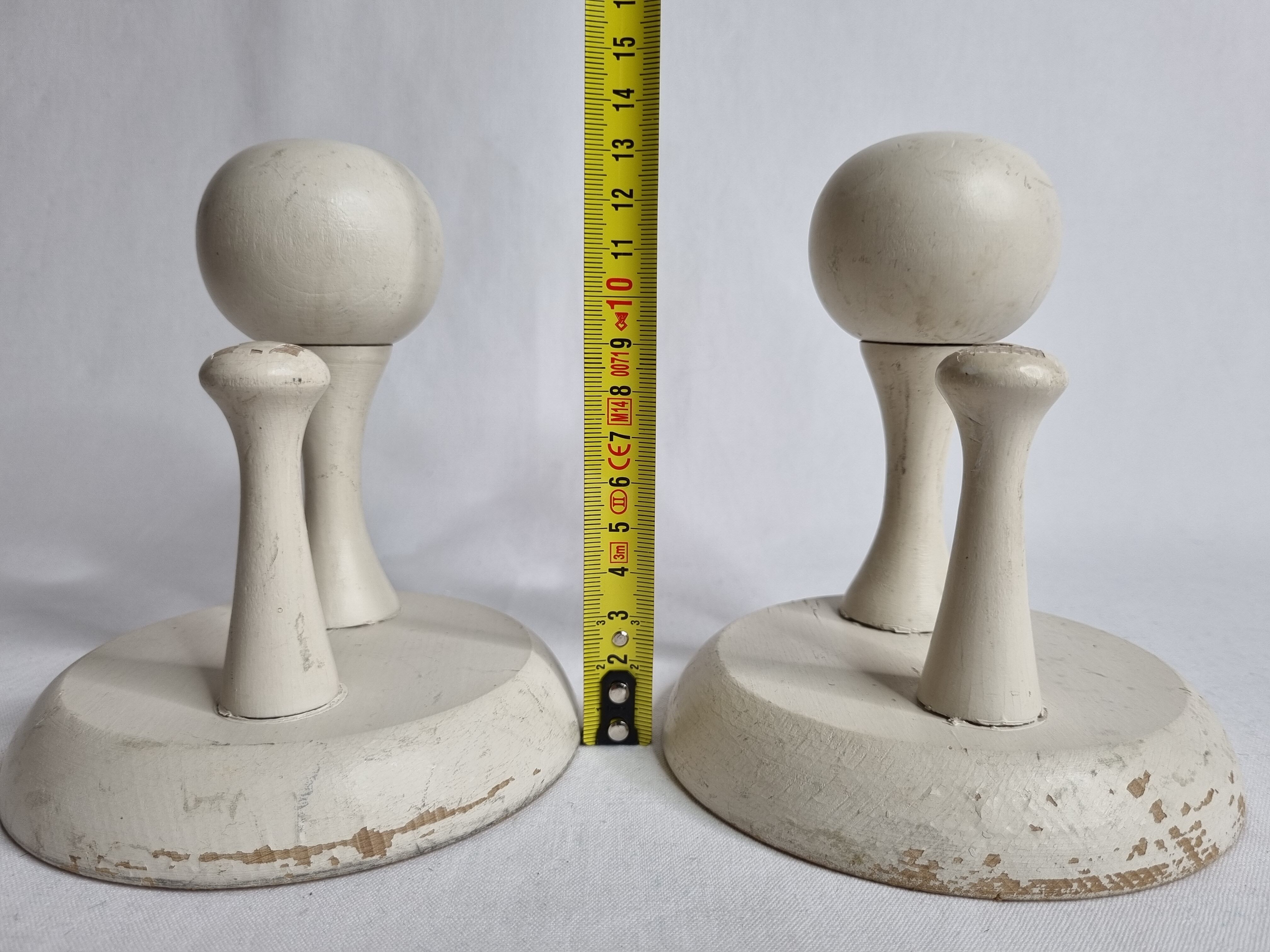 Paire de patères en bois laqué blanc