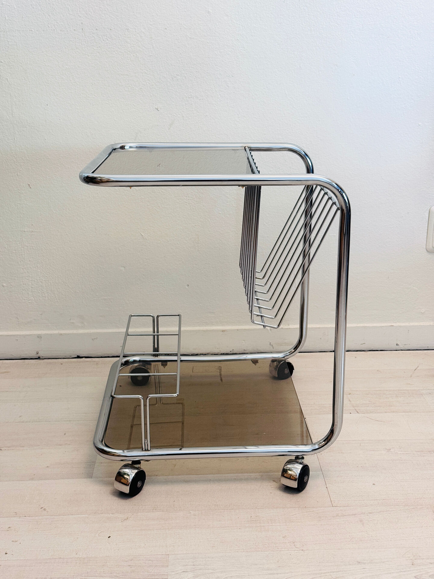 Chariot de bar vintage en cadre de tube chromé avec verre fumé des années 70