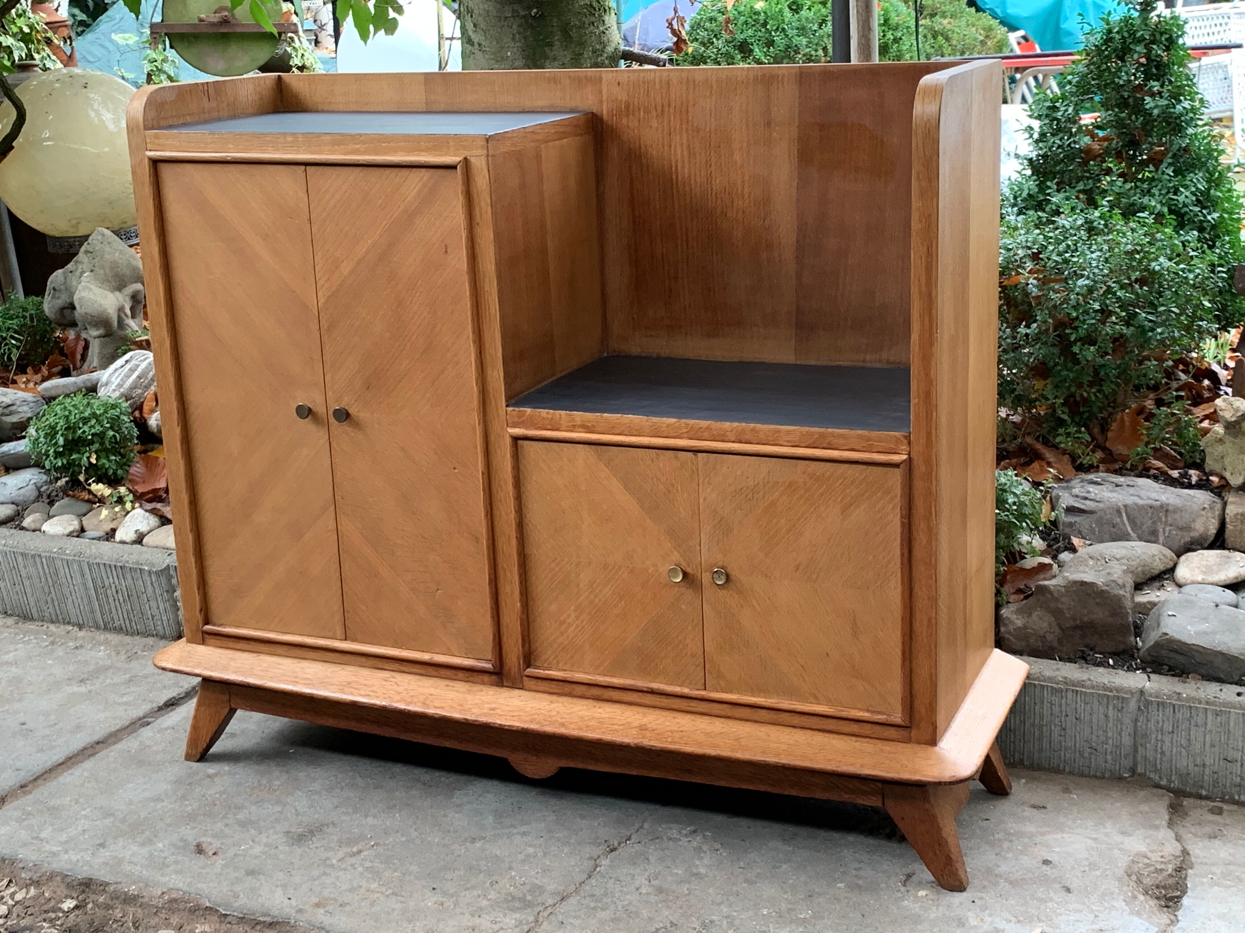 Buffet asymmetrical compass feet