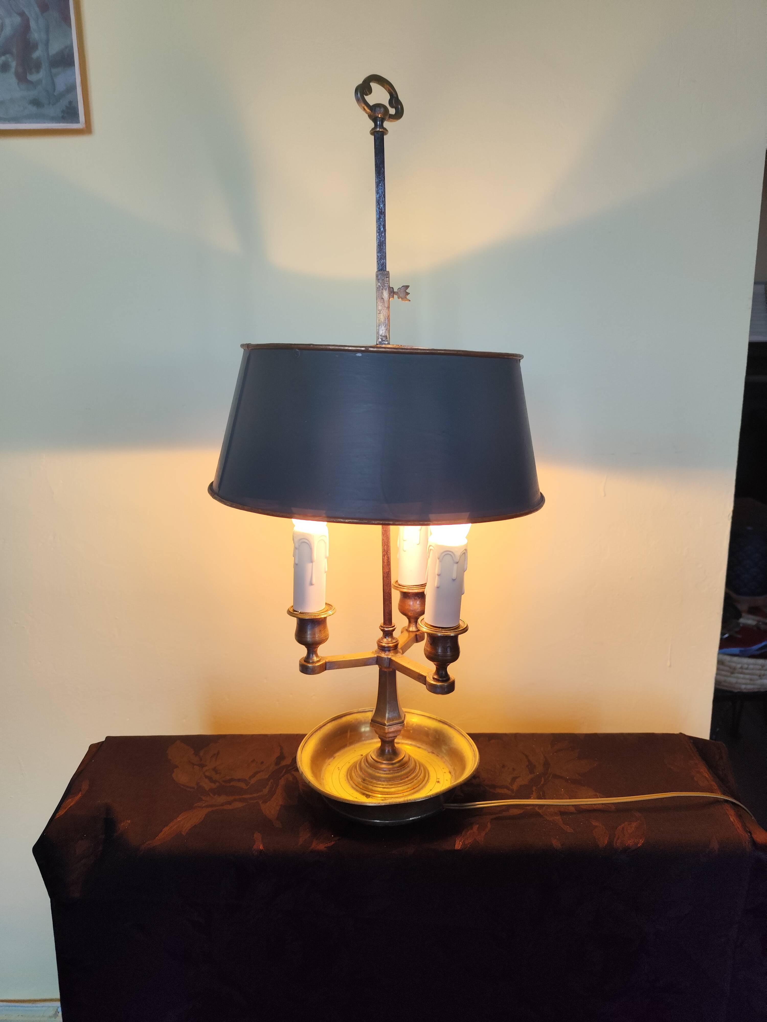 Three-light bouillotte lamp in gold metal, desk lamp.
