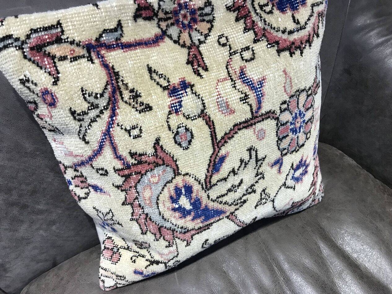 Coussin en tapis vintage fait main
