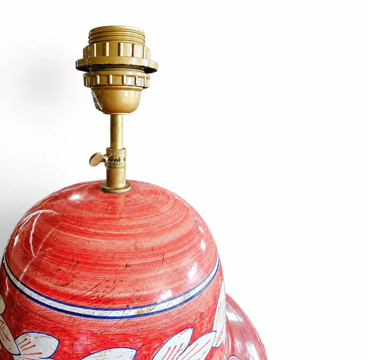 Lampe de style baroque / Céramiques siciliennes décorées / Décoration baroque sur fond rouge