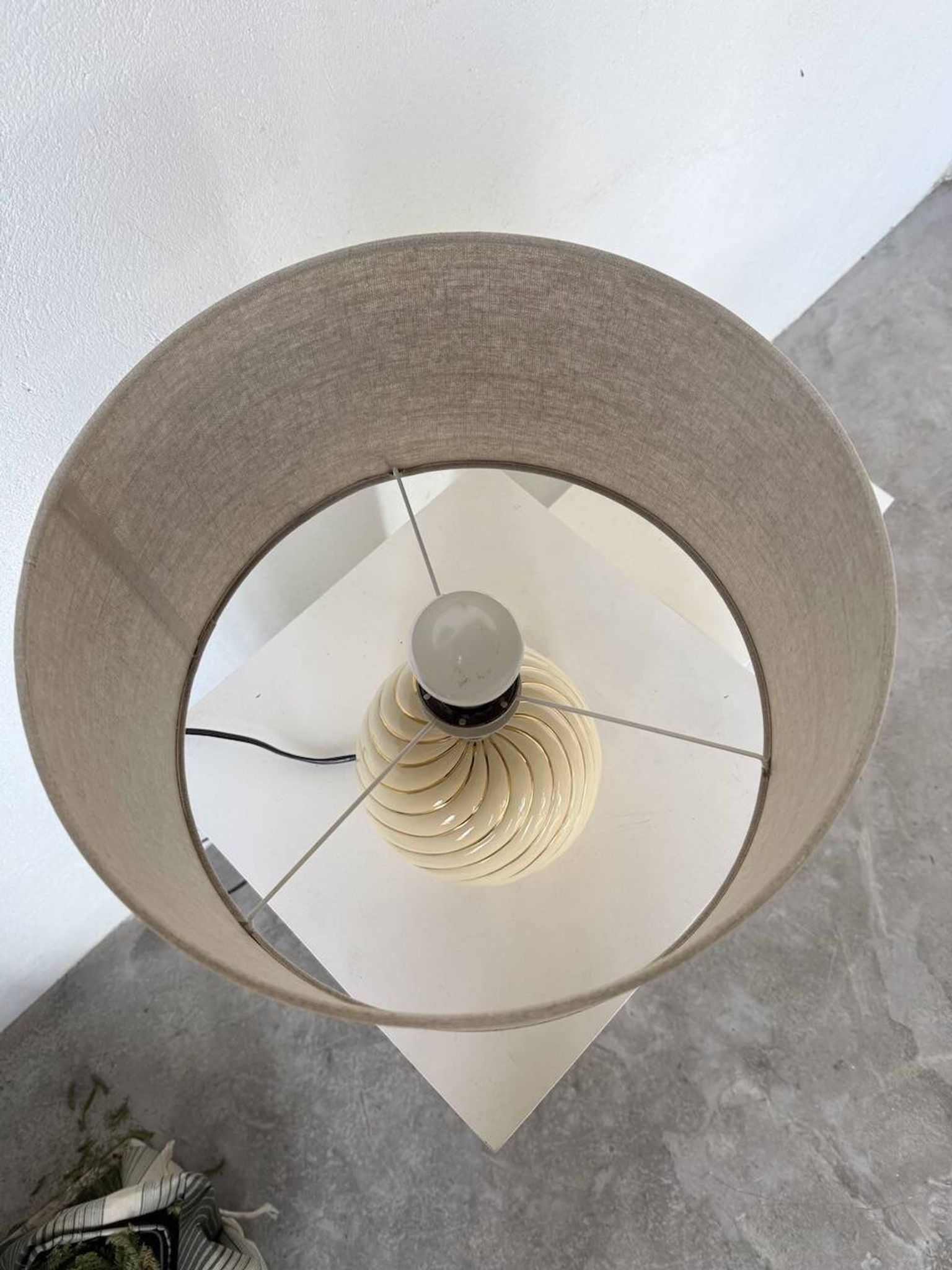 Lampe de table sphérique céramique ivoire et or Barbi