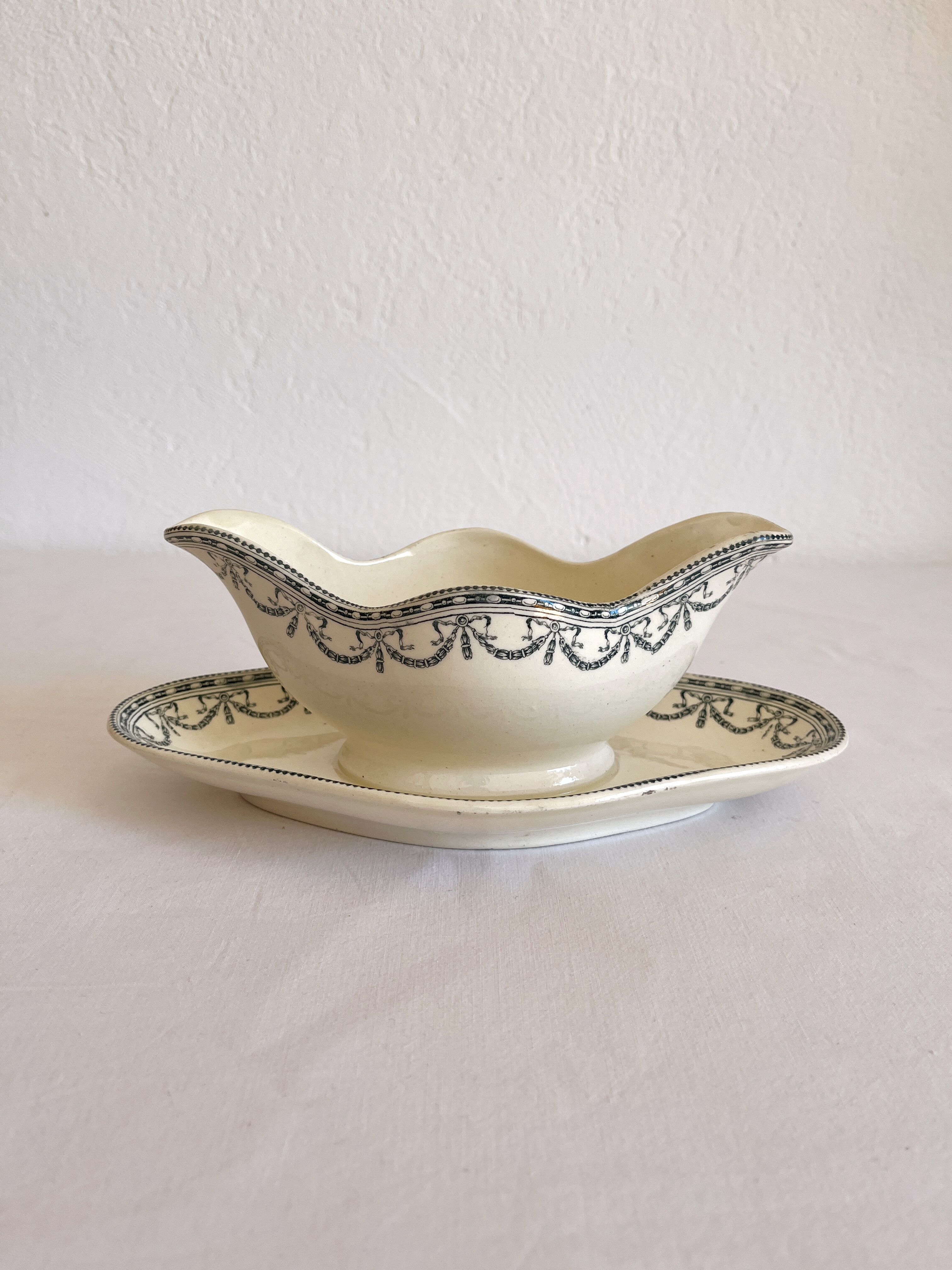 Iron earth saucière "Garlands Louis XVI" Salins