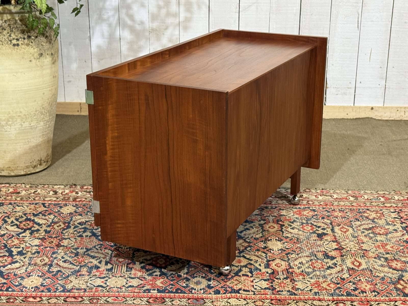 Buffet en teck anglais des années 1970