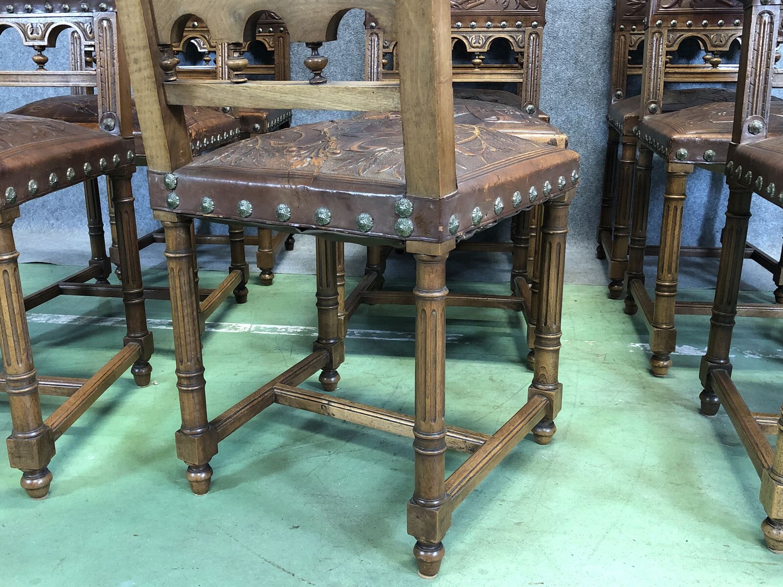 Suite of 9 Henry II chairs in walnut and leather - 1900s