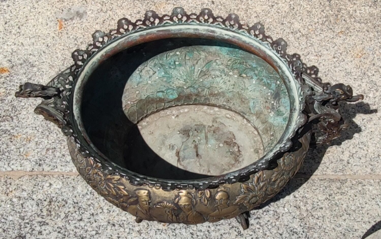 Ancienne jardinière en cuivre décor hindou