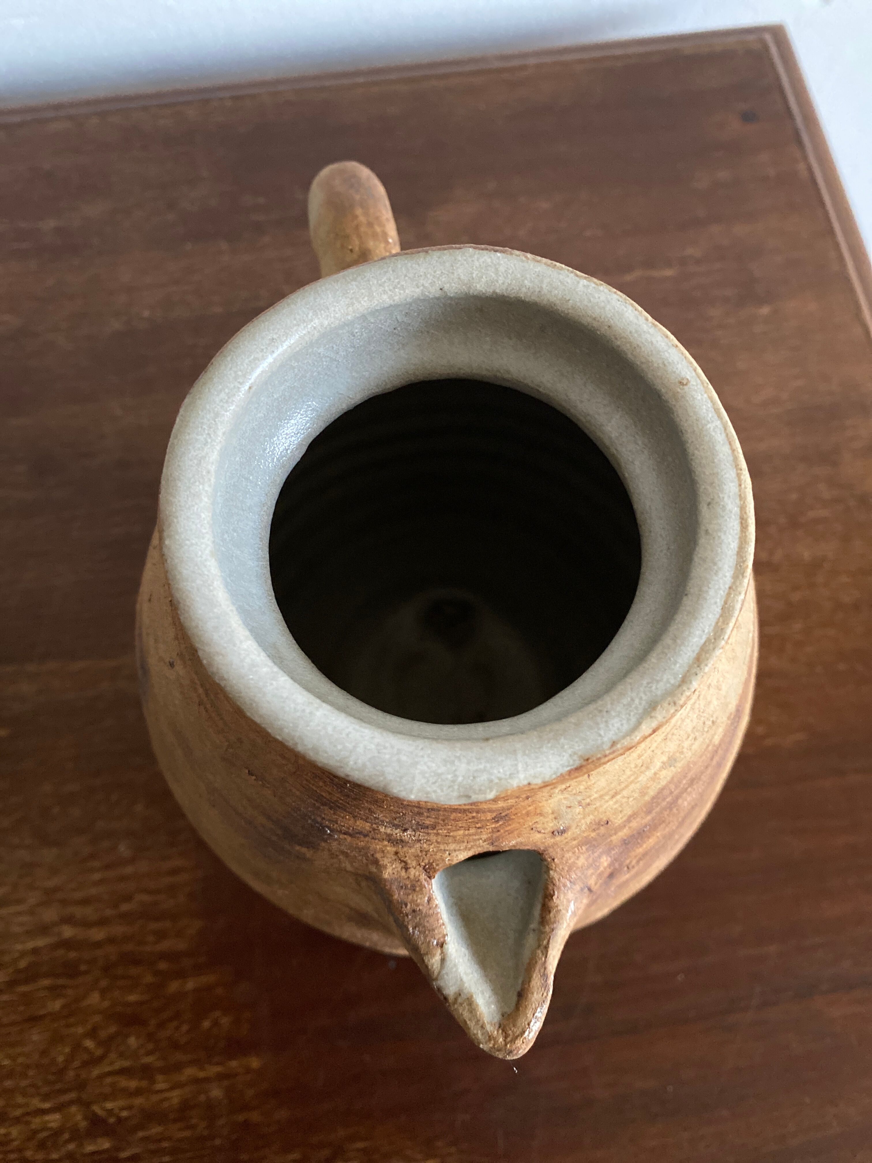 Sandstone pitcher Pottery of the Columbiar