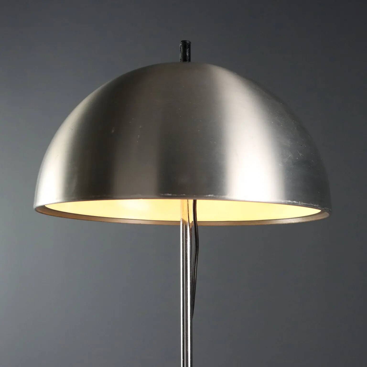 Lampe de table vintage design en aluminium et métal, Italie, années 1960