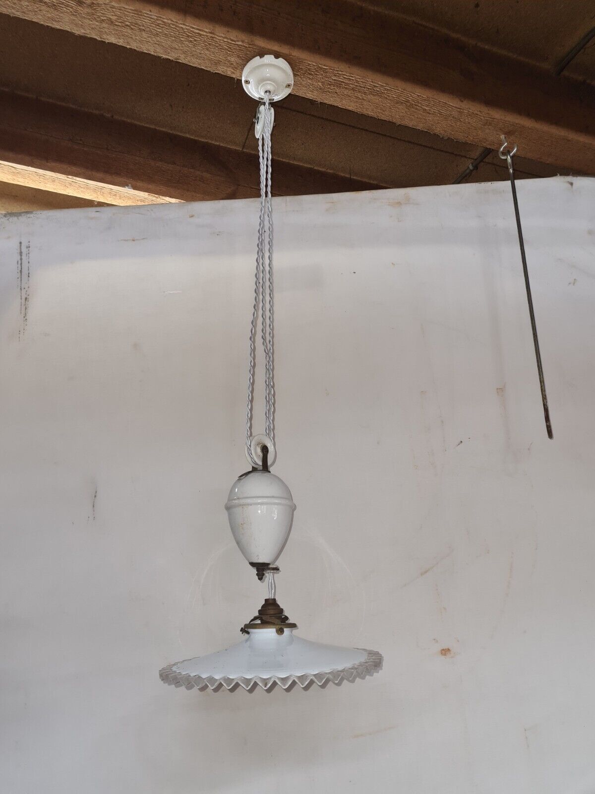 Porcelain rise and fall suspension