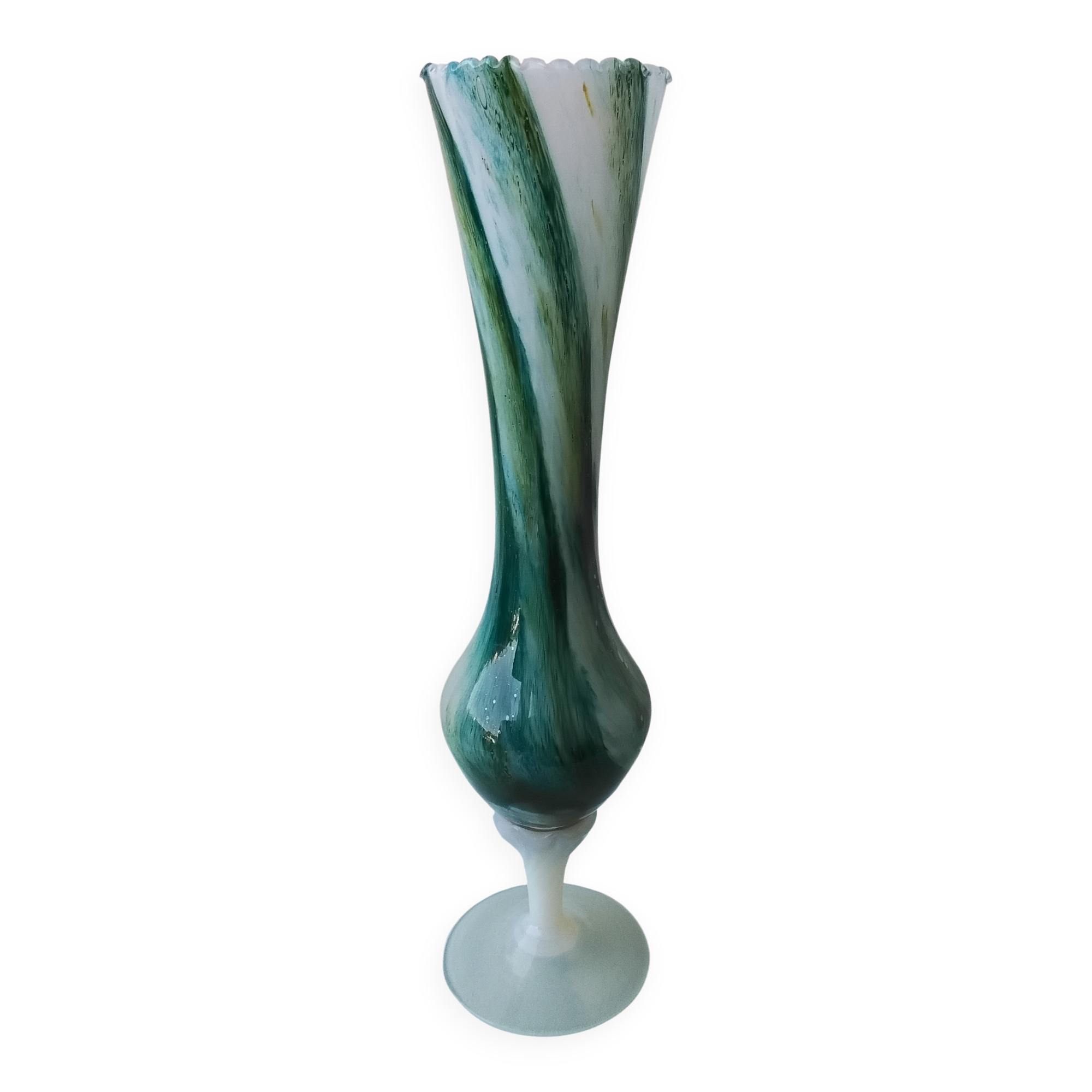 Footed vase in Italian opaline.