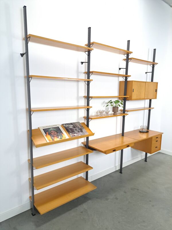 Olof Pira, Suède, conçoit un système mural modulaire avec bureau.