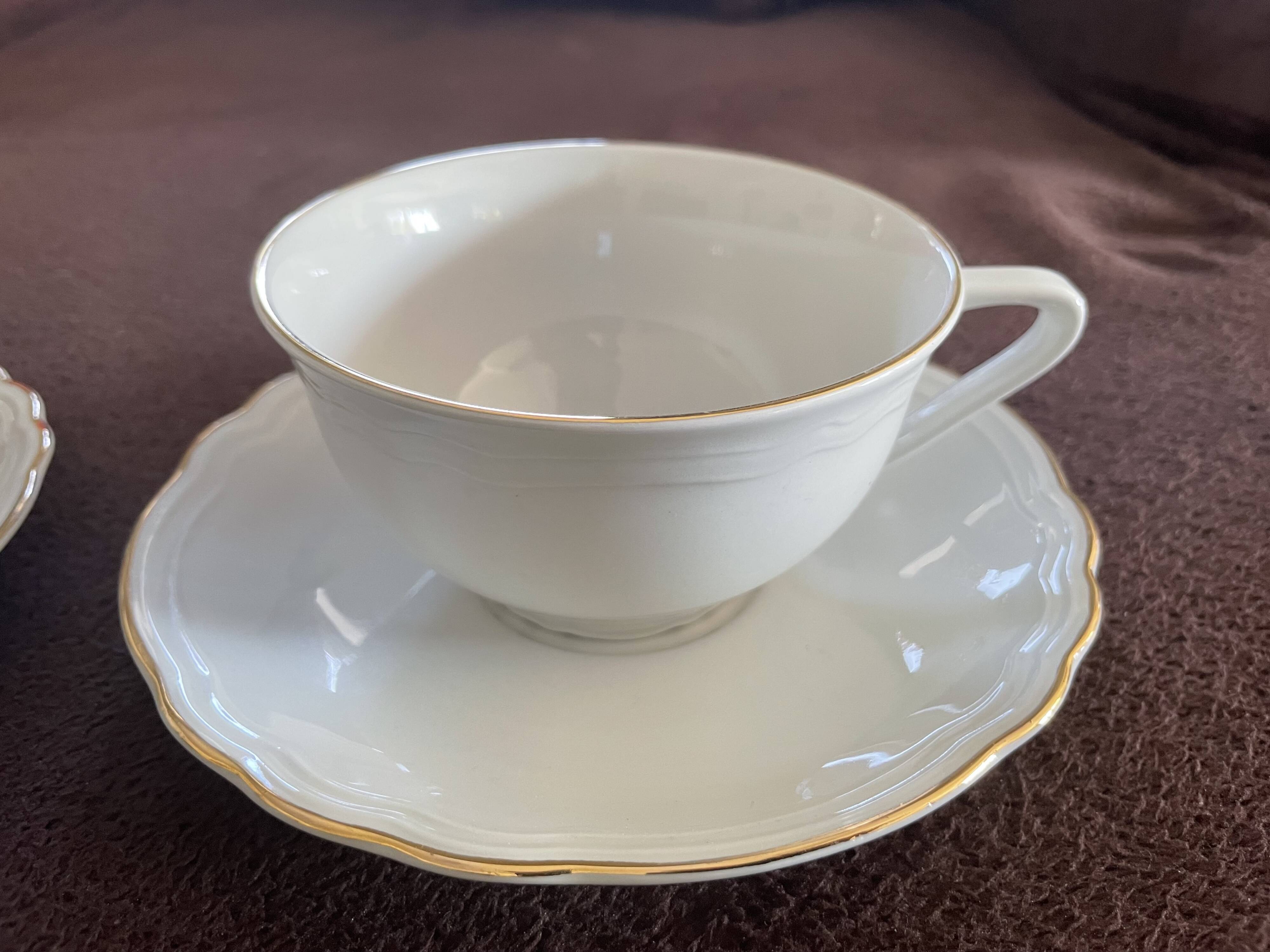 2 large head-to-head coffee cups