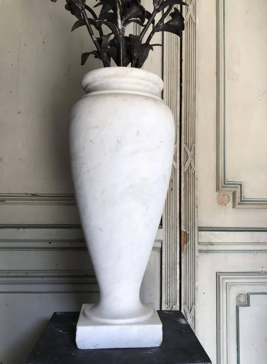 Pair of carrara marble vases, bronze bouquet of flowers