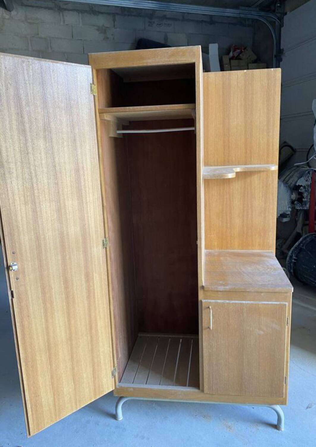 Vintage 50s design boarding school wardrobe