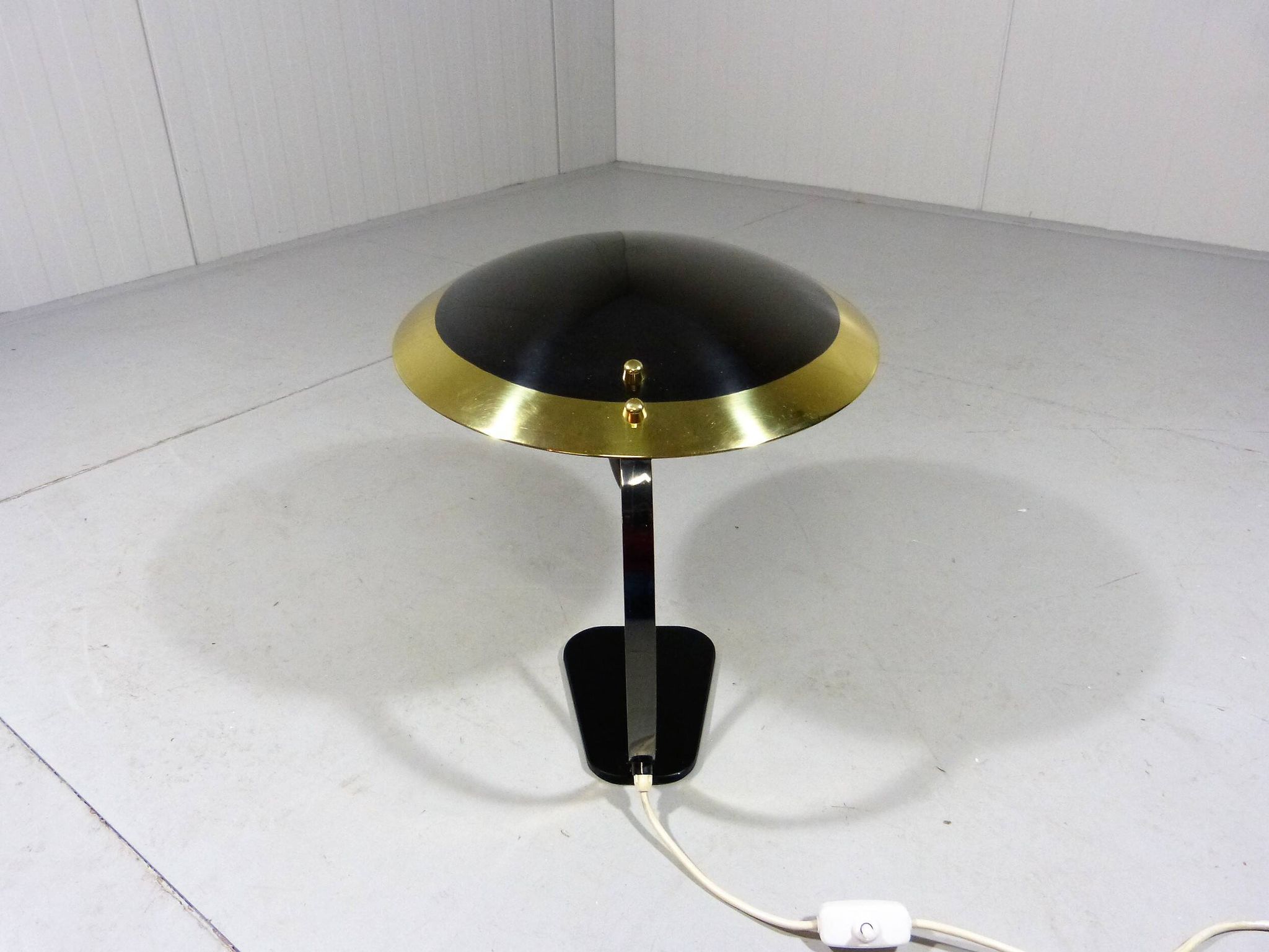 Lampe de bureau rare en laiton et verre des années 1950