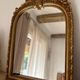 Miroir décoratif avec moulures et fronton.
