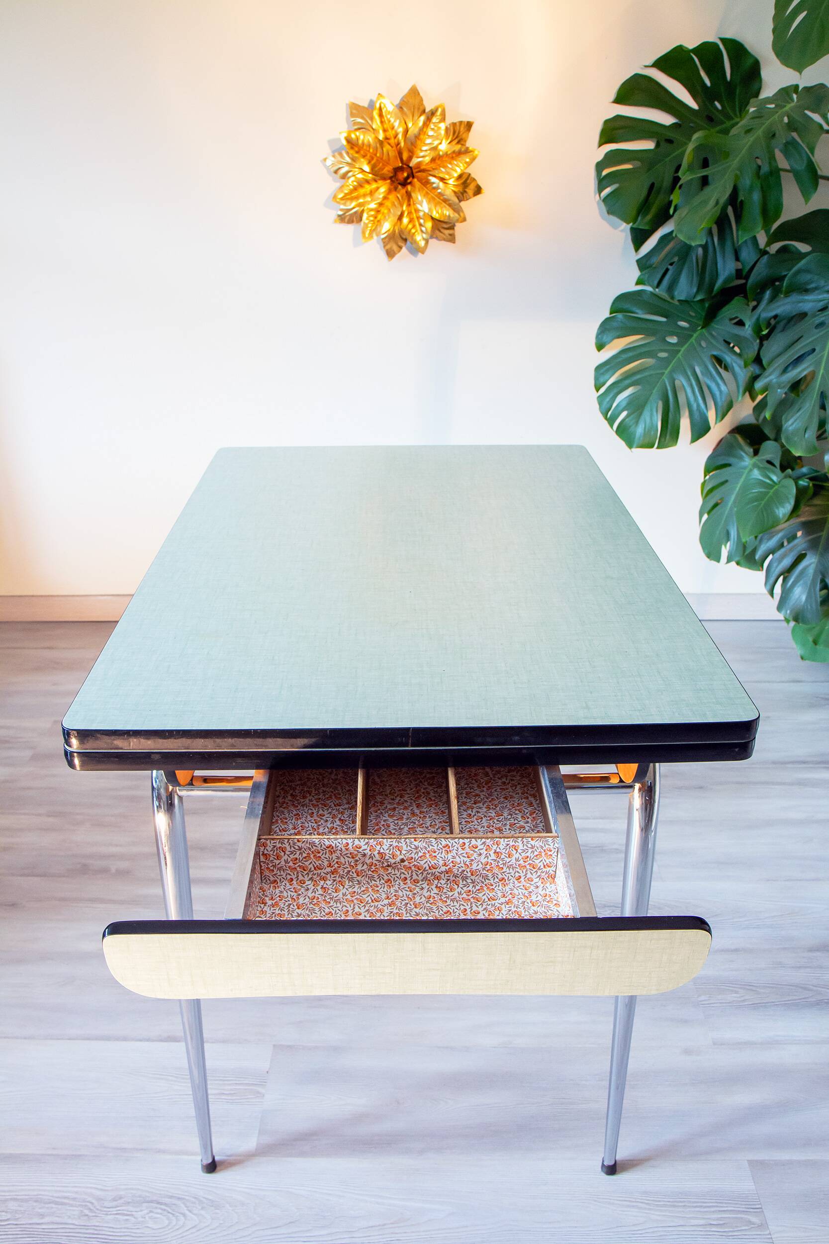 Ensemble table et chaises en formica vert d’eau 1960
