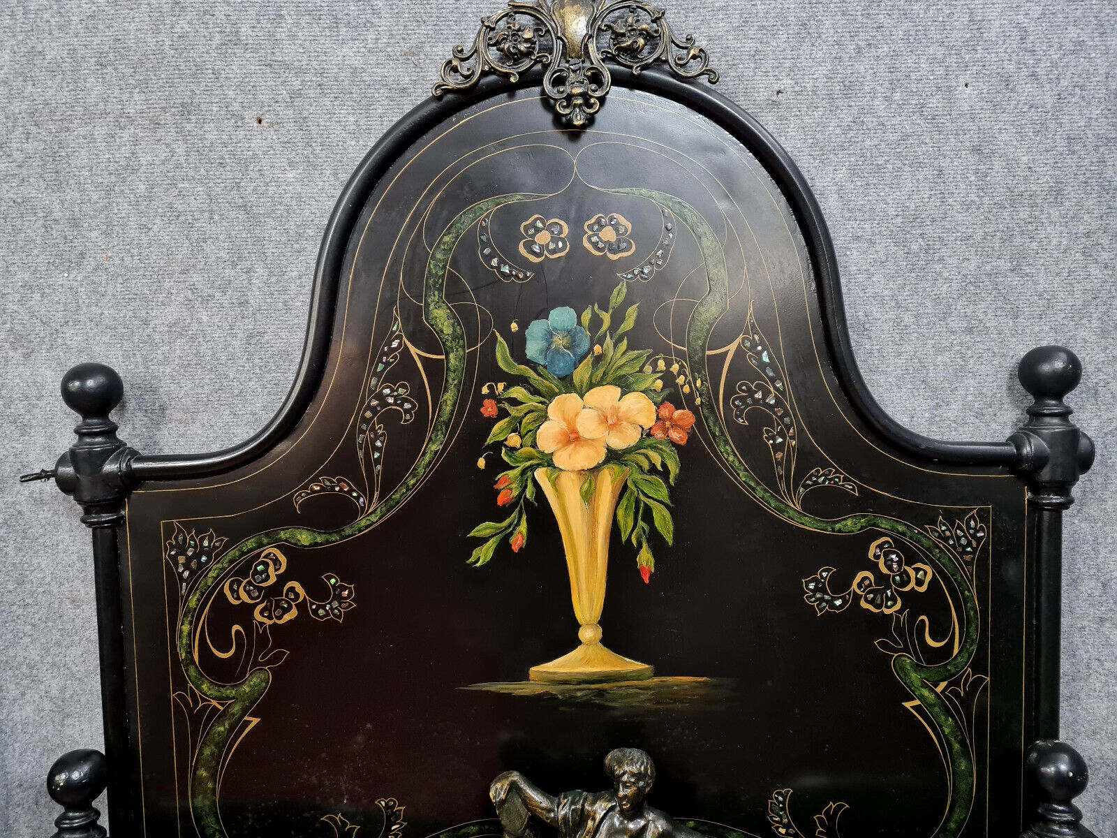 Paire de lits époque Napoléon III en fonte et bronze à décors peints à la main, vers 1850