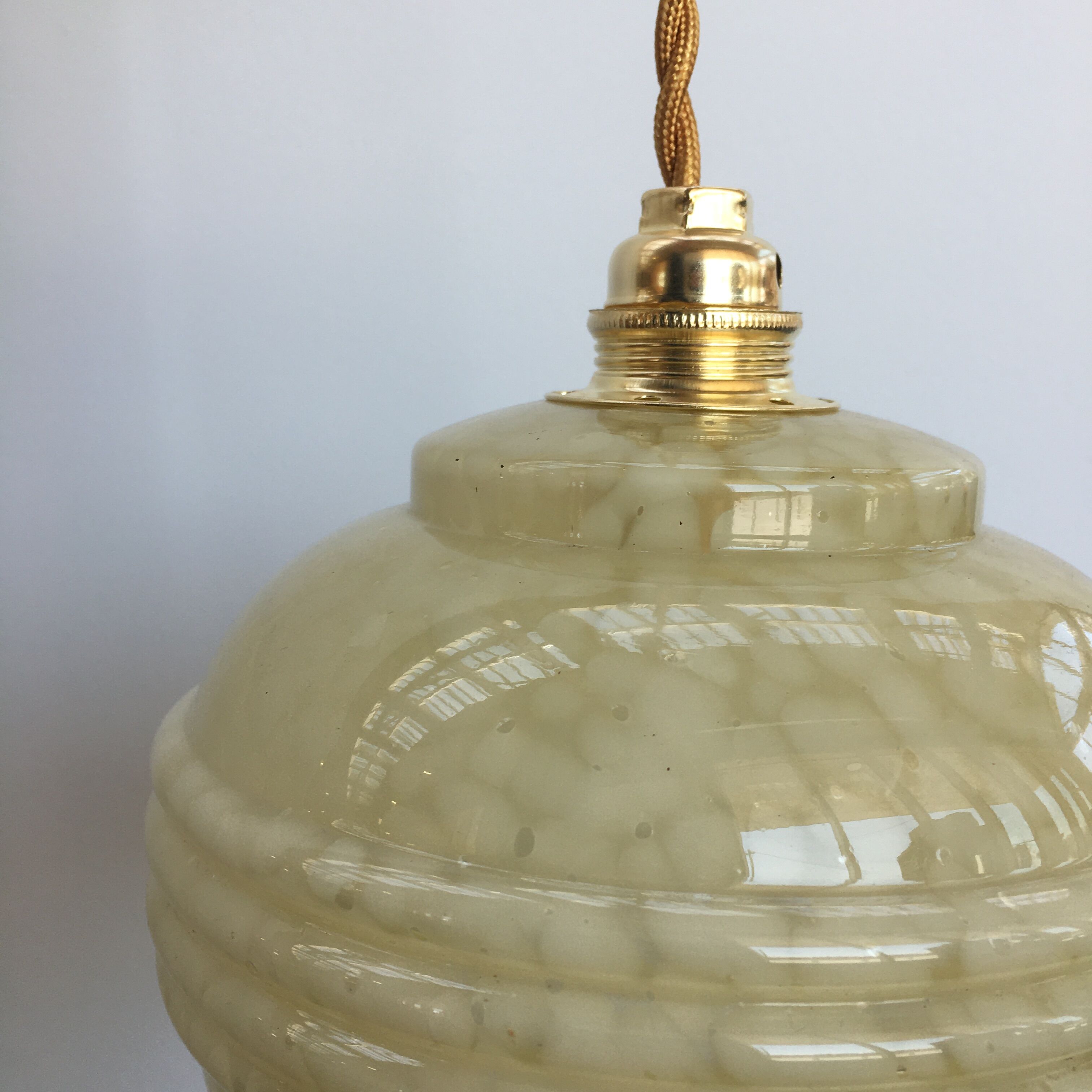 Pale yellow Clichy glass suspension