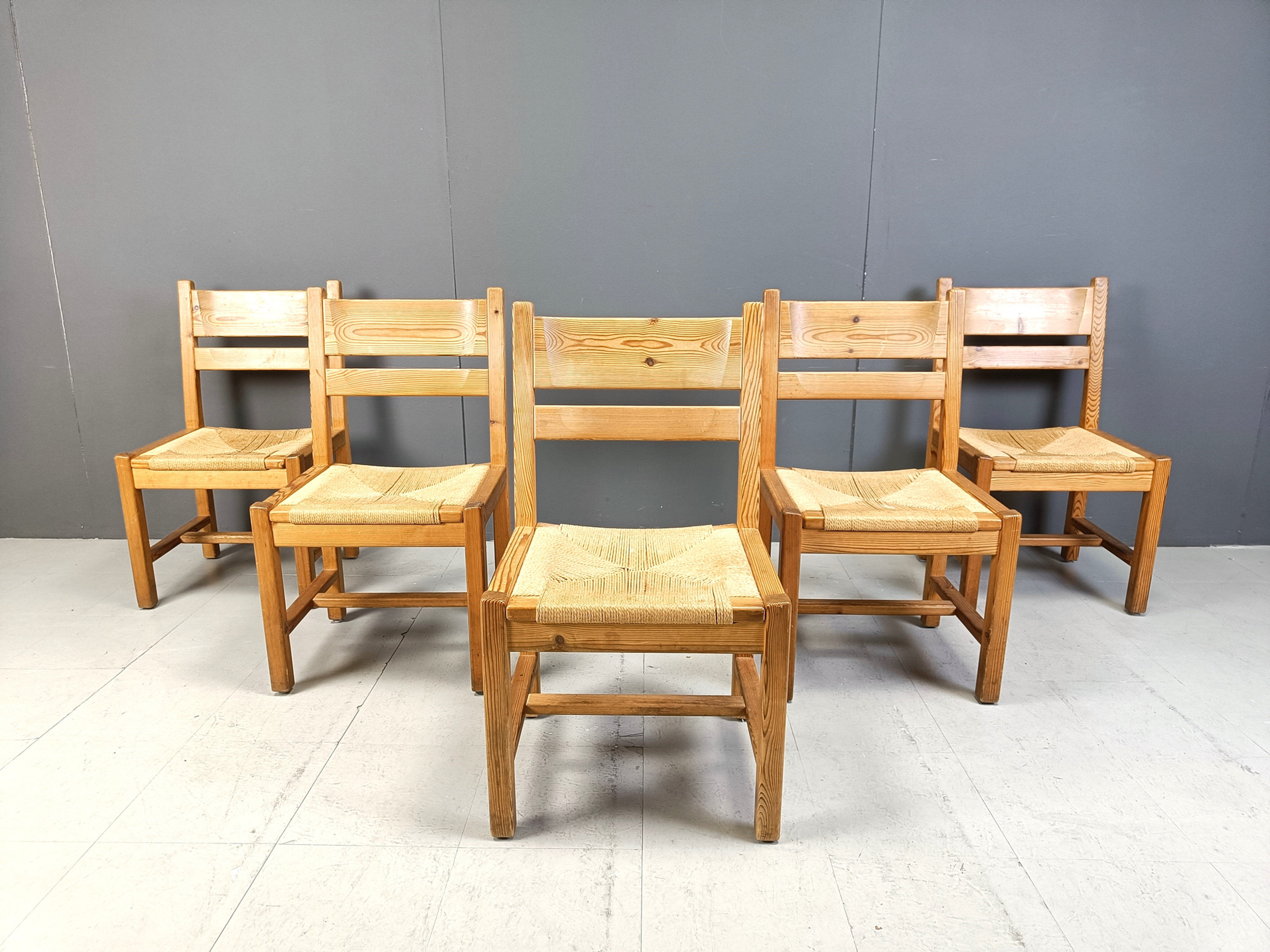 Ensemble de 5 chaises en bois de pin par GM Mobler, années 1960.