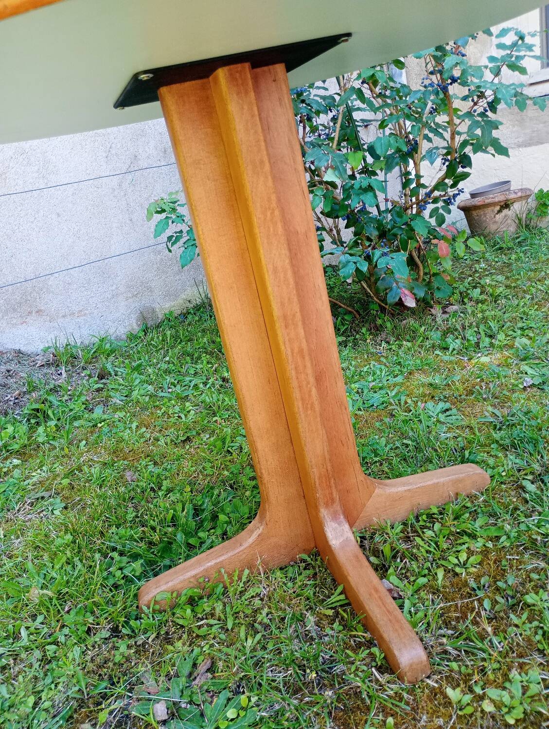 Round table in white formica and wood