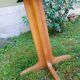 Table ronde en formica blanc et bois