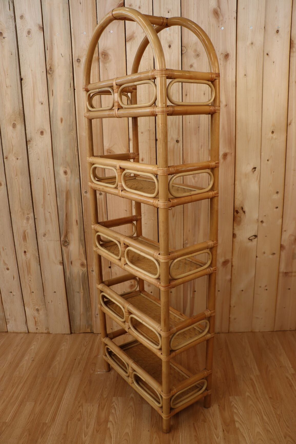 Rattan-footed landscaper