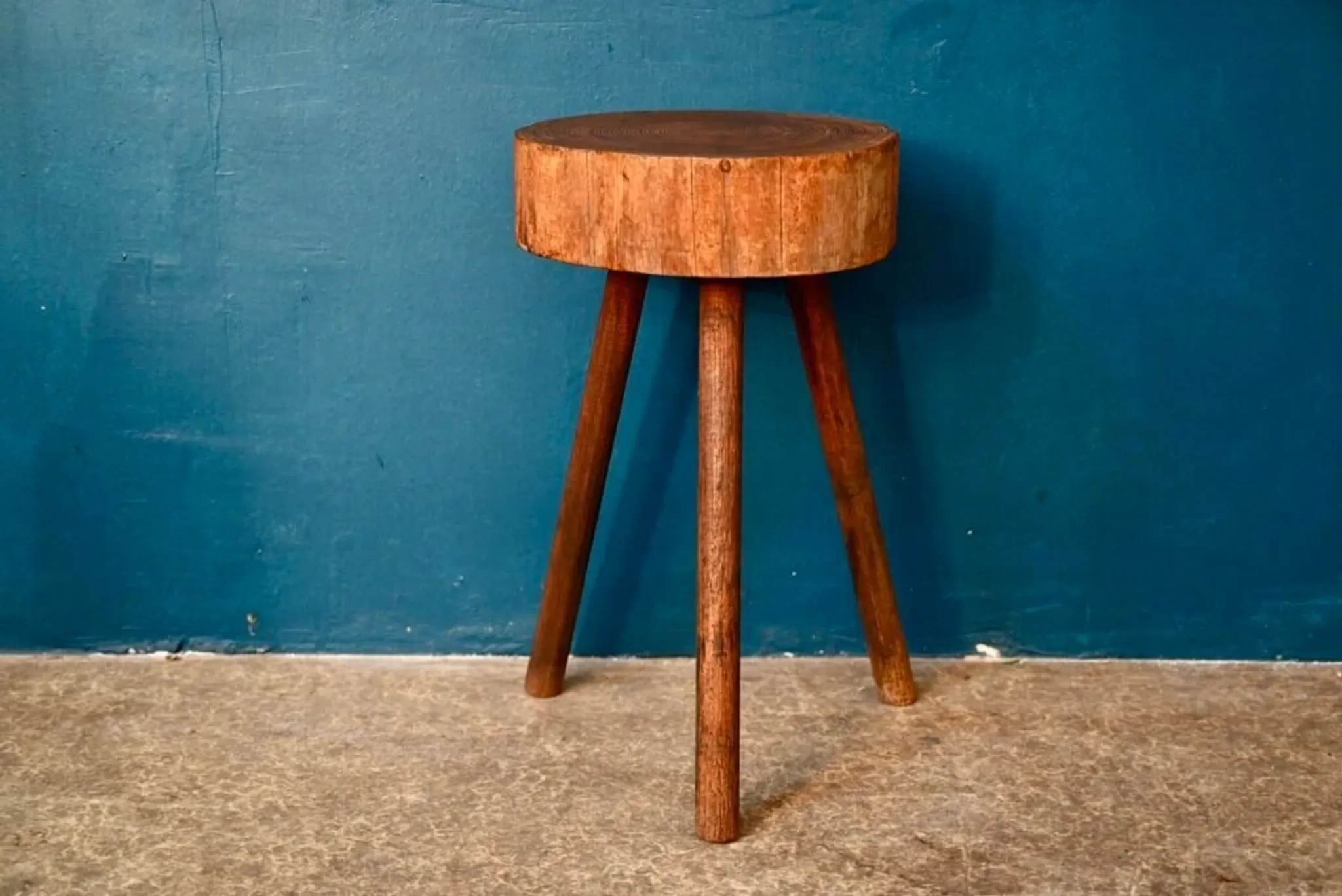 Rustic tripod stool in solid wood, 1950s brutalist style.