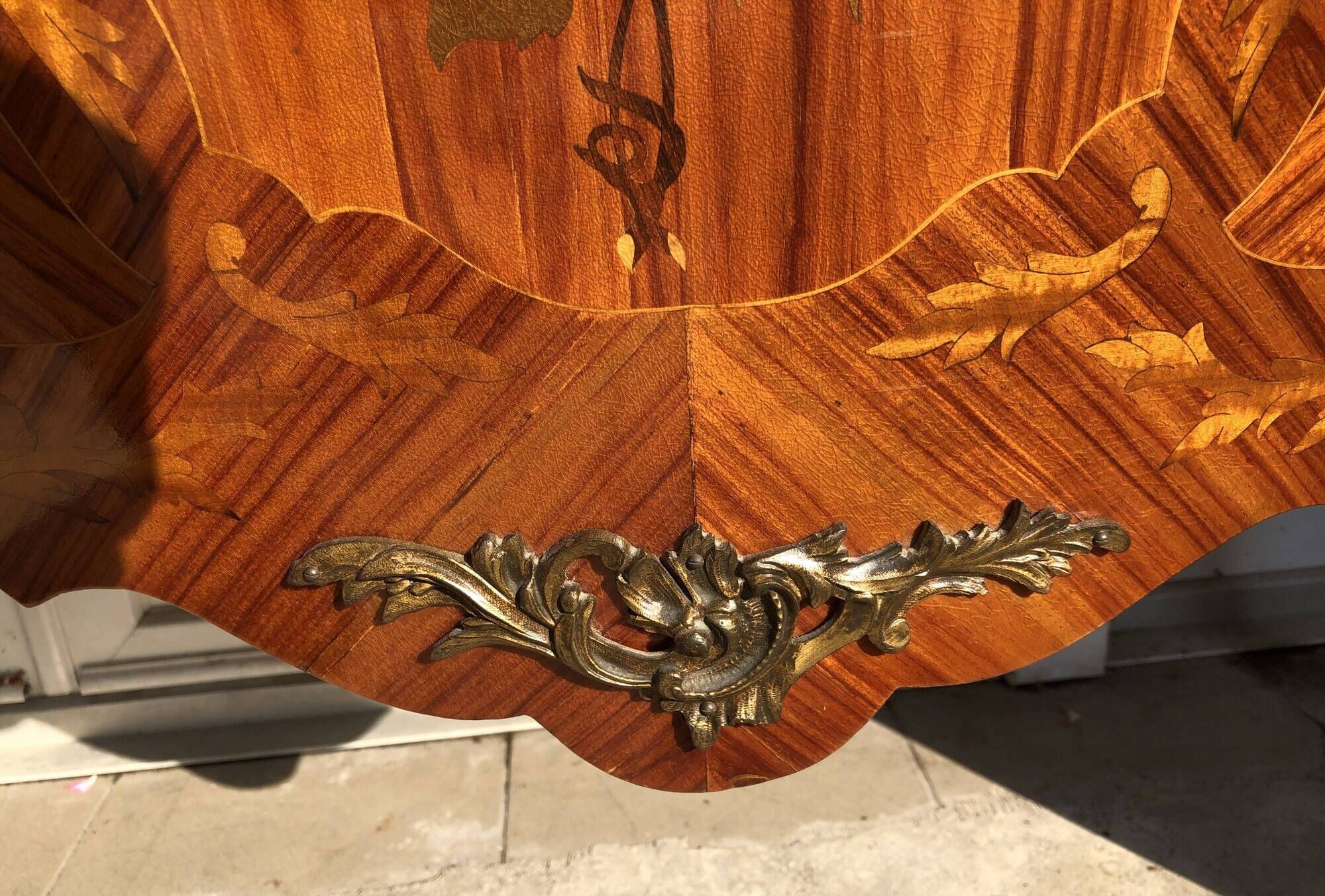 Commode de style Louis XV en marqueterie