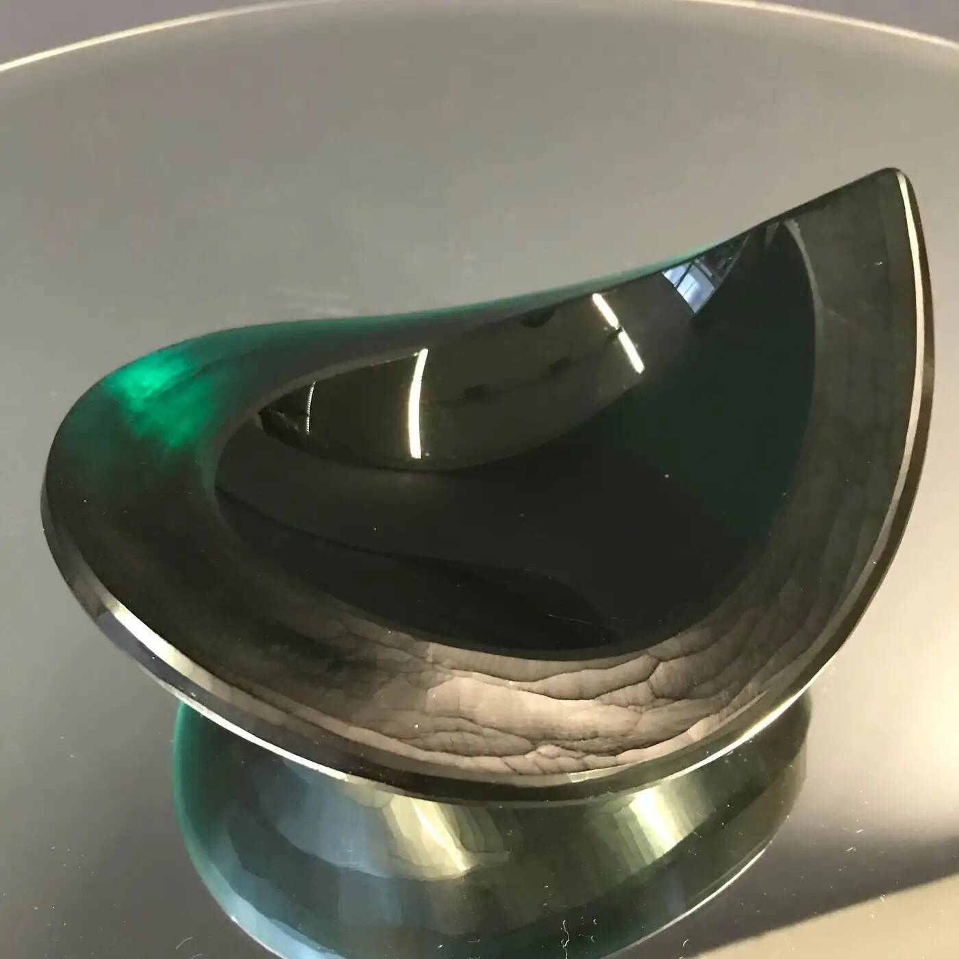 Cendrier en verre vert vintage en forme de larme