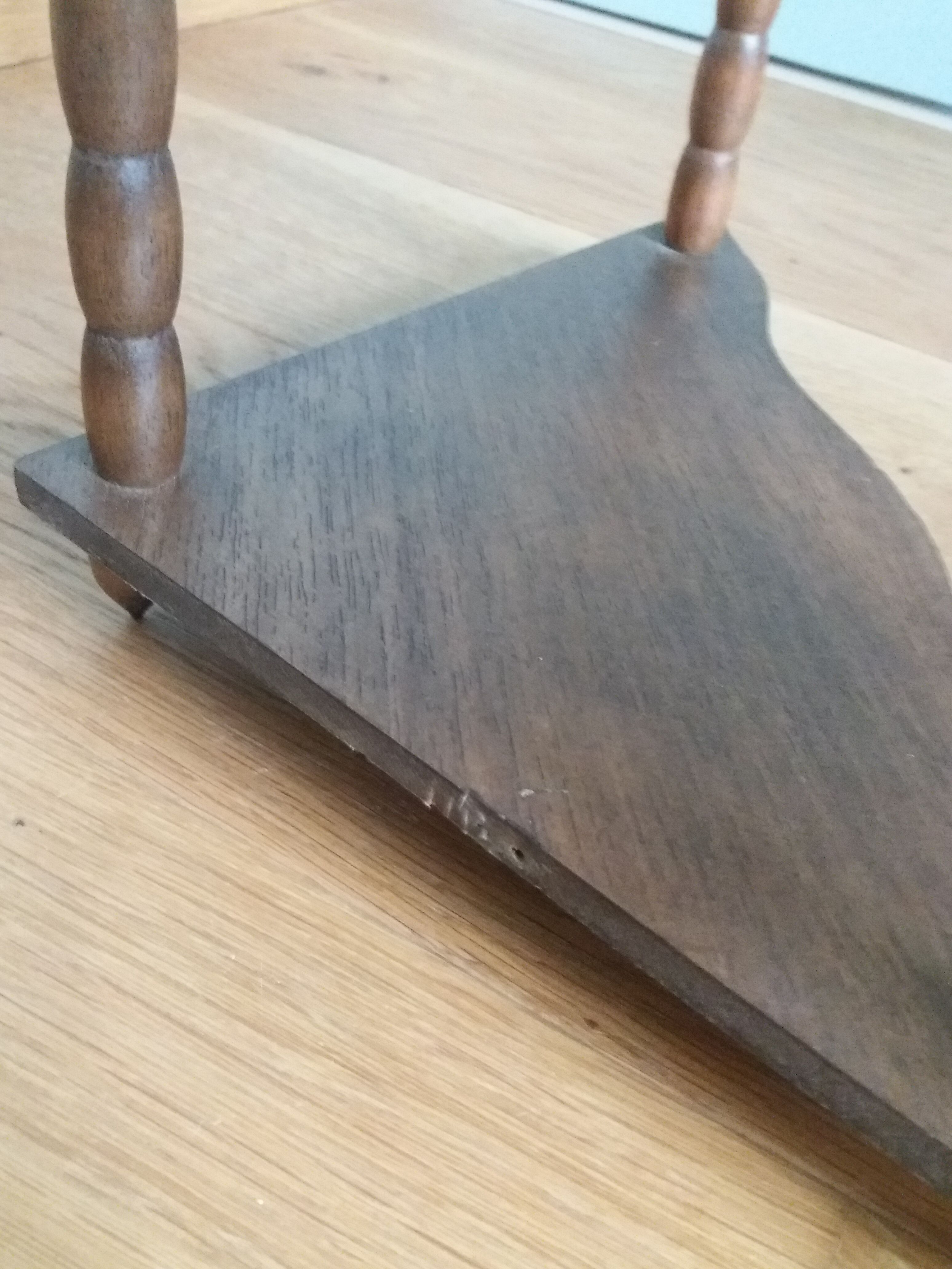 Hanging corner wall shelf