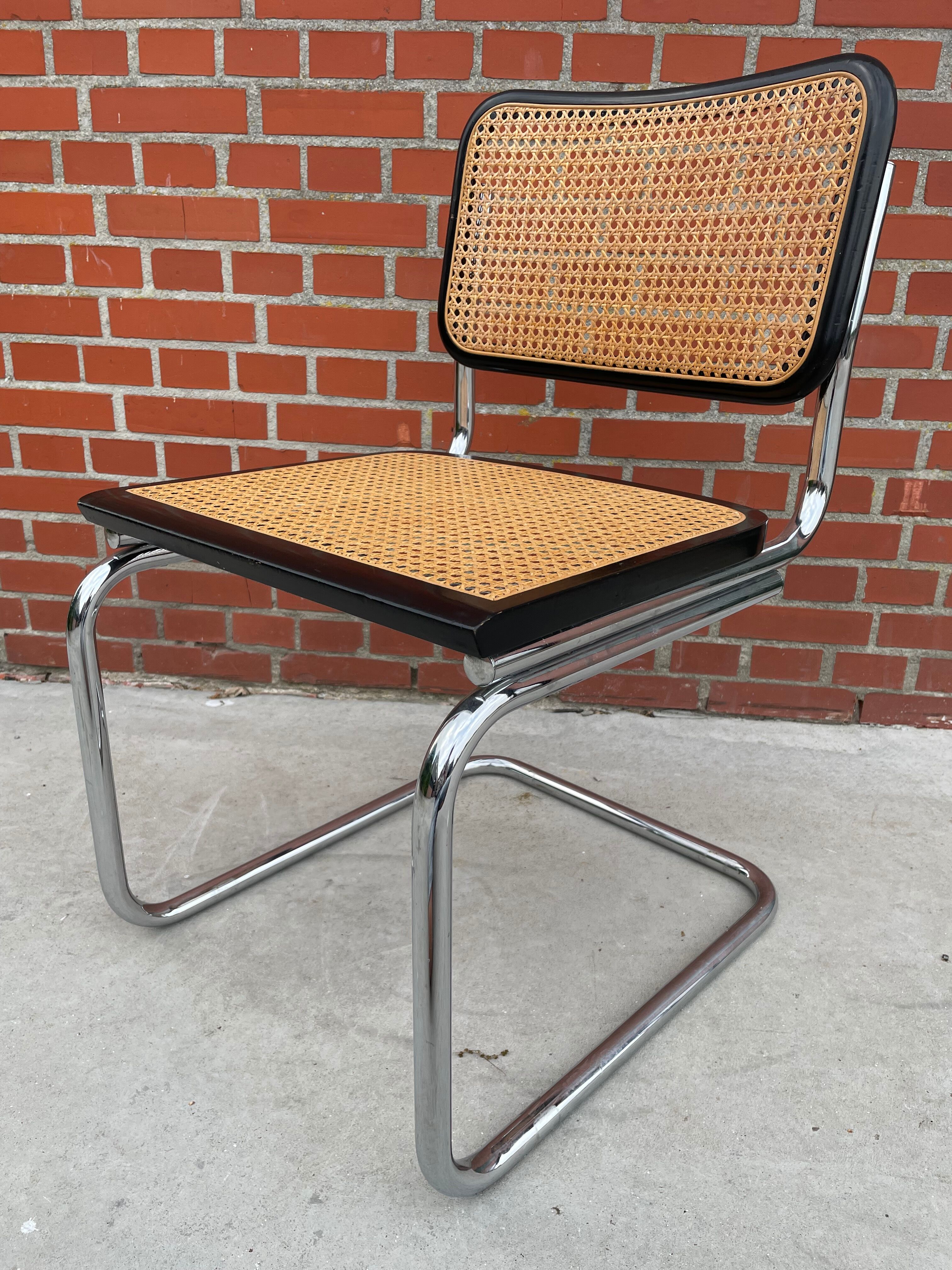 Chaise en chrome et noir