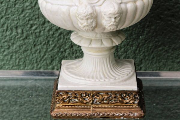 Paire de vases Medicis Borghese en biscuit de porcelaine et laiton