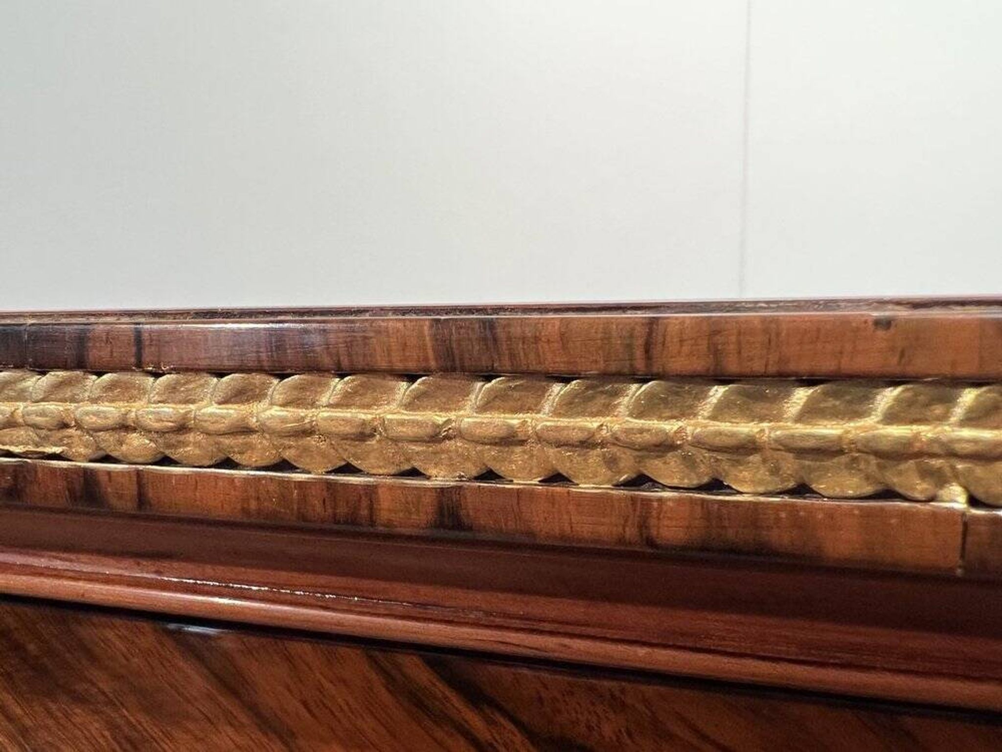Commode autrichienne Louis XVI en placage de noyer avec incrustations et dorure, années 1790.