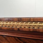 Commode autrichienne Louis XVI en placage de noyer avec incrustations et dorure, années 1790.