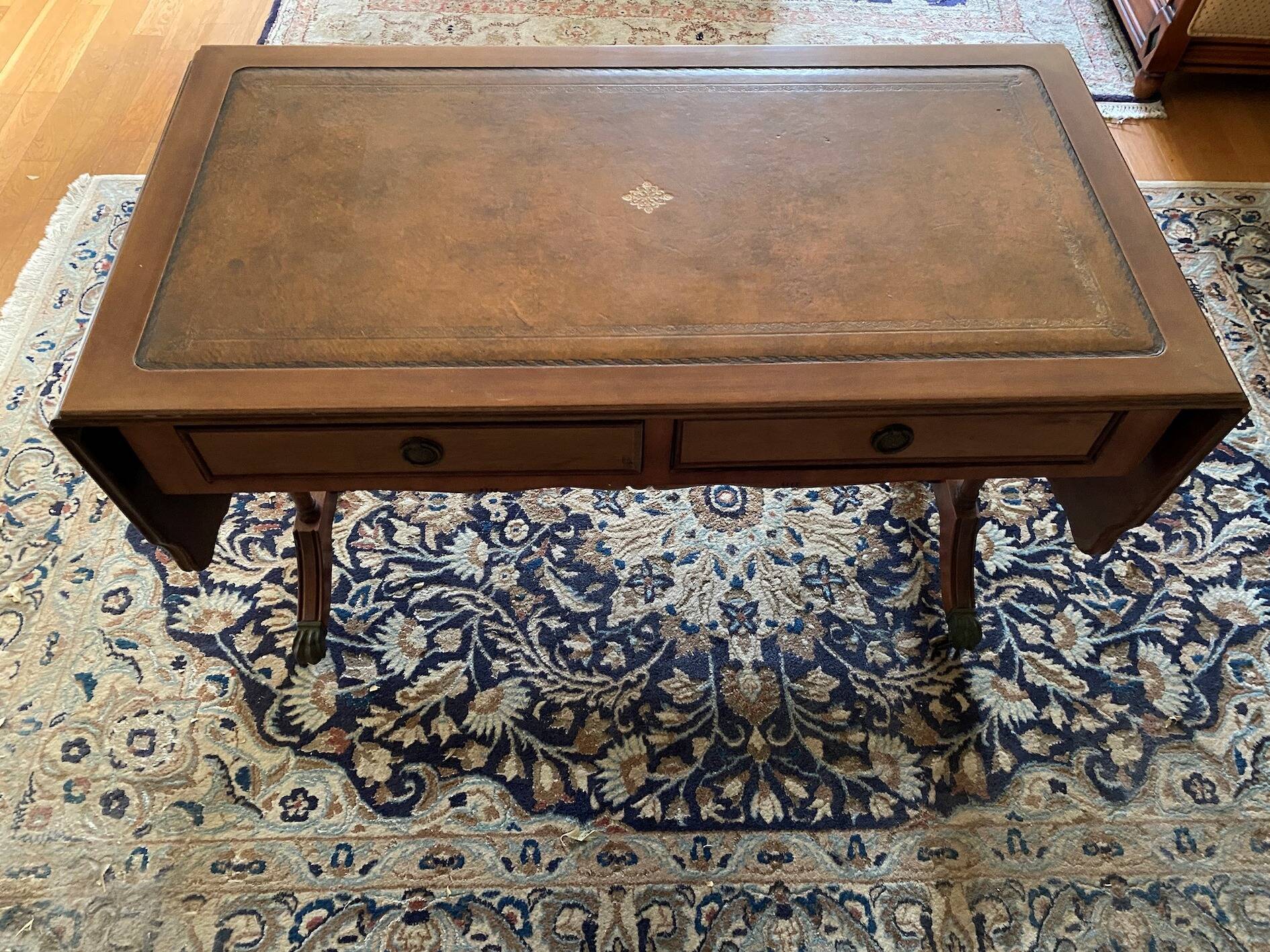 Table basse anglaise victorienne bois acajou / cuir / Feuille d’or