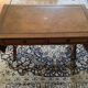 Table basse anglaise victorienne bois acajou / cuir / Feuille d’or