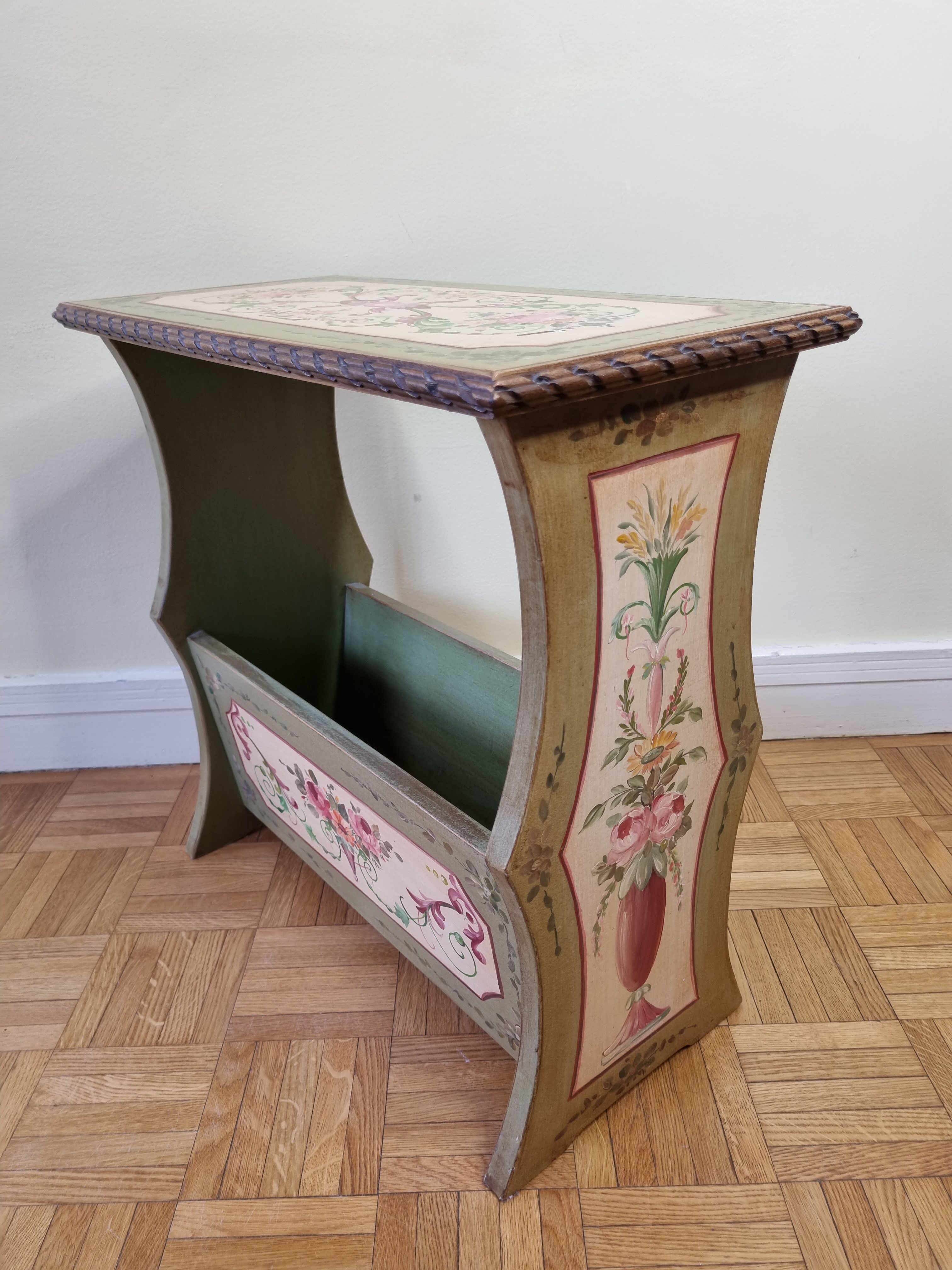 Magazine holders in painted wood, with hand-painted floral decorations