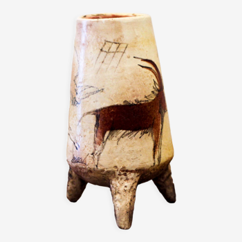 Vase tripode en céramique à décor pariétal par Armen